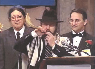 Rabbi Waldheim blows the shofar