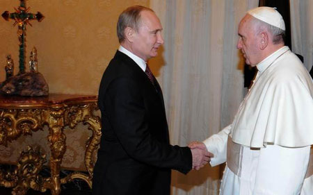 Putin shakes hand of Pope Francis